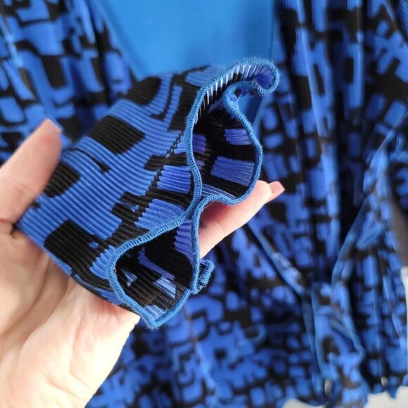 Tanjay Royal blue and black accordion style blouse. - Picture 10 of 10